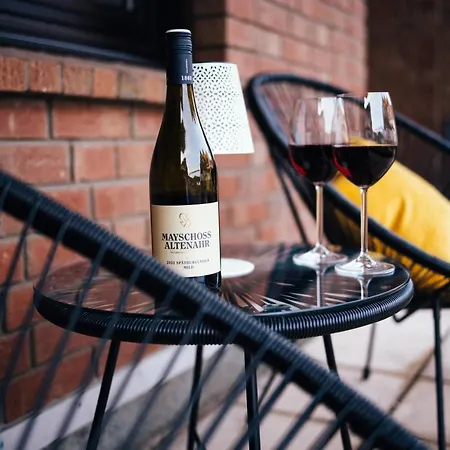 Design-ferienwohnung In Bad Neuenahr: Platz Fuer 4, Kueche, Wifi, Netflix * 바트노이에나르아르바일러