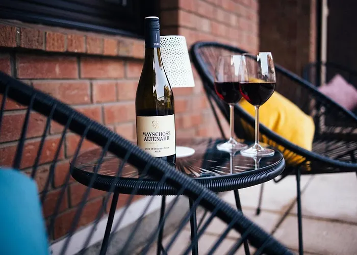 Design-ferienwohnung In Bad Neuenahr: Platz Fuer 4, Kueche, Wifi, Netflix * バート・ノイェンアール・アールヴァイラー